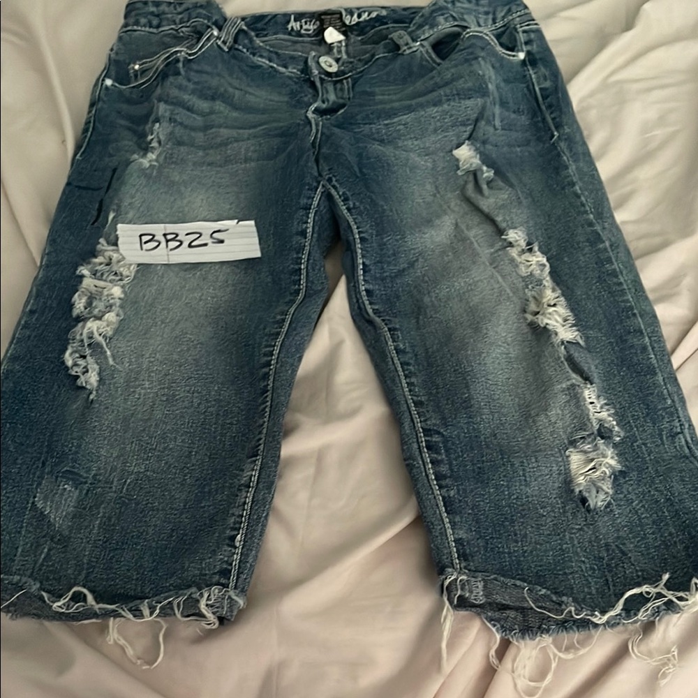 Distressed Blue Ariya capris jeans